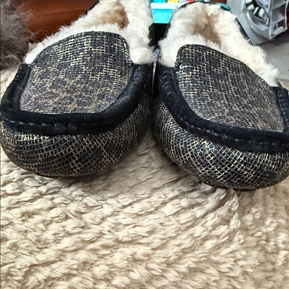 NWOT UGG Black and Cream Women's Slippers - so cozy!! wear @home or on the go! - Picture 6 of 11